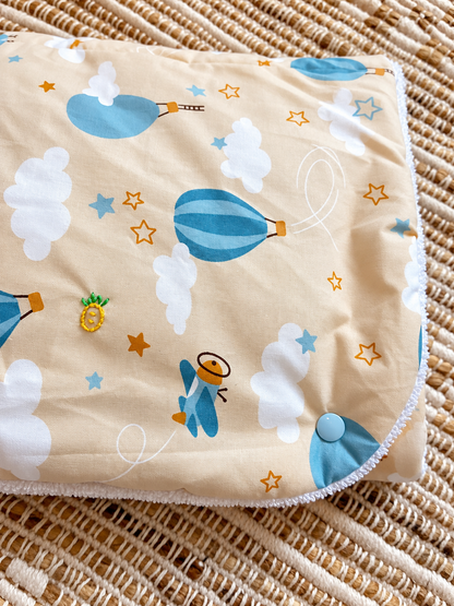 Tapis à langer nomade – Montgolfières & petits aviateurs